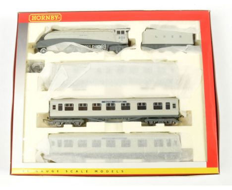 Hornby (China) R2278M (limited edition) "The Silver Jubilee" Train pack containing 4-6-2 LNER 3-tone grey A4 Class No.2511 "S