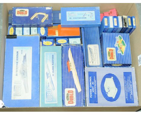 OO Gauge Hornby Dublo Boxed 3 rail accessories, comprising D1 Through station, 2x D1 Island platform, 3x D1 level crossing, D