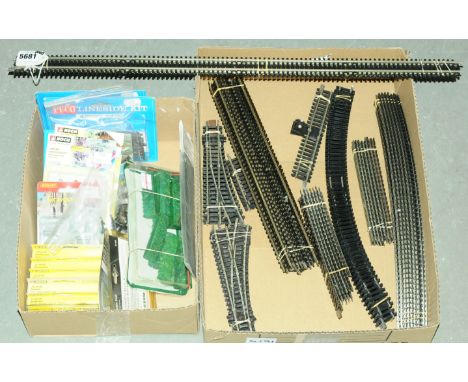 OO Gauge Accessories to include various pieces of Hornby and Peco track including straights, points, standard curves, half st