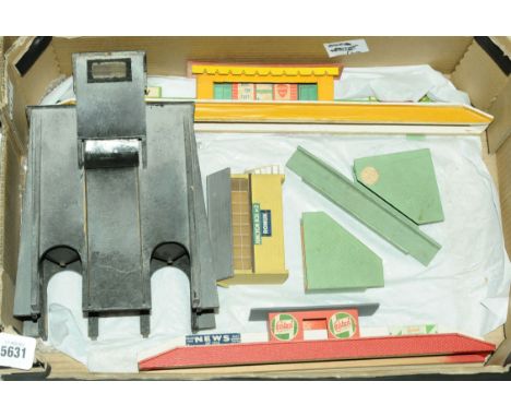 Hailey/Hugar or similar OO Gauge mixed group of wooden Railway Accessories consisting of a Taplow Station measuring 21" x 2«"