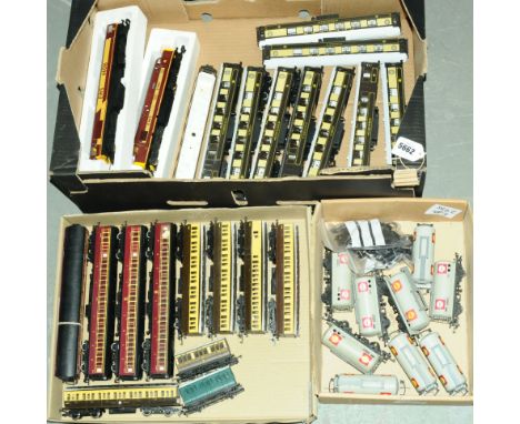 OO Gauge engines, rolling stock and accessories to include Hornby Warship Class 52 Co-Co  Maroon ?Western Courier?, Lima Clas