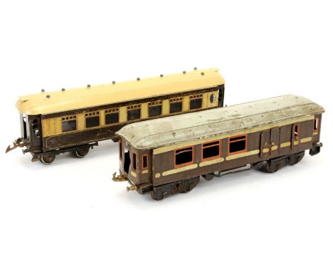 French Hornby and Bing O Gauge pair of Passenger Coaches consisting of a Hornby Wagons-Lits Grand European Express Golden Arr