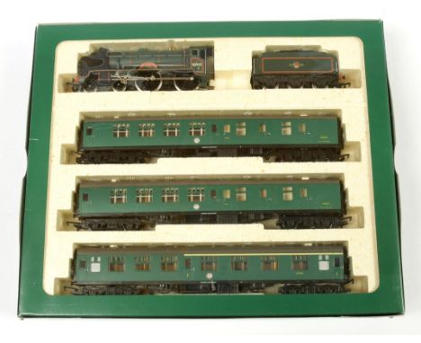 Hornby Railways R2082 (limited edition) Schools Train pack containing 4-4-0 BR green Schools Class Loco No.30902 "Wellington"