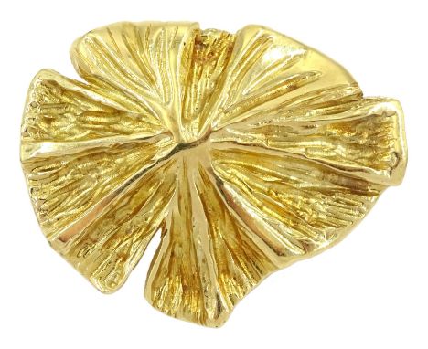 Gold leaf brooch, stamped 585Condition Report:Approx 8.4gm, stamped 585 but tested 15ct, back pin also gold, width = 35mm