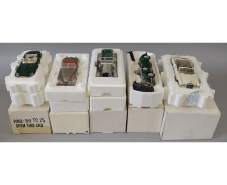 Five boxed 1:24 scale diecast miodel cars, four from the Franklin Mint, Rolls Royce Corniche IV, a Jaguar E type Roadster, a1