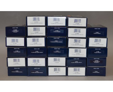 OO Gauge. Bachmann. 28 x assorted private owner wagons. All VG boxed.