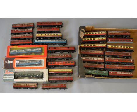 OO Gauge. 32 x Assorted coaches. Hornby Dublo, Hornby & Lima. Overall F