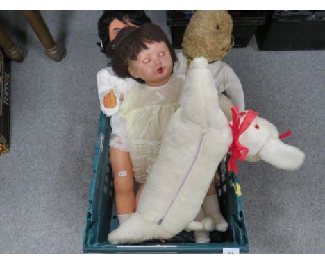 A tray of assorted dolls and vintage teddy bears