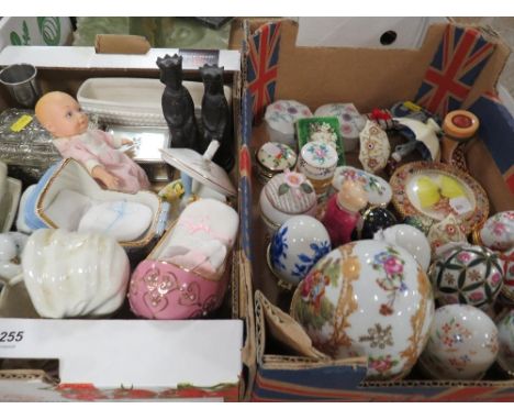 A tray of assorted ceramics to include Leonardo egg novelty trinket boxes 