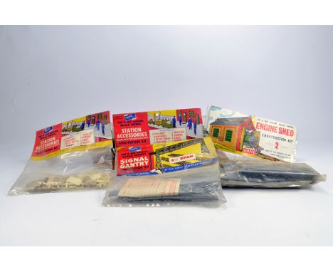 Airfix Group comprising Series 1 Type 1 / 2 Bagged kits of Railway items and accessories comprising Station Accessories x 2, 