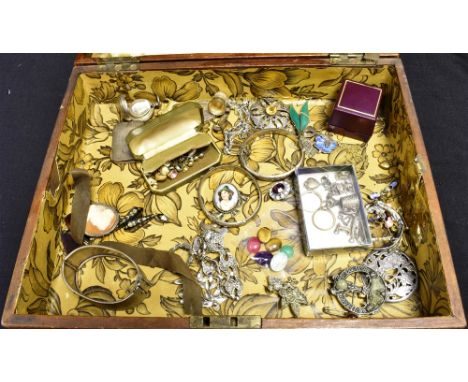 COLLECTION OF VINTAGE JEWELLERY AND TRINKETS To include a diamond daisy plaque ring (unmarked), silver vesta and sovereign ca