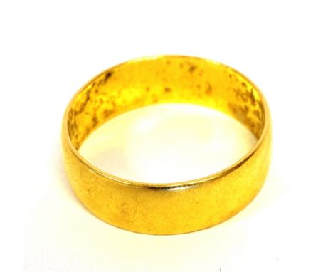 22CT GOLD BAND RING hallmarked London 1963, band width 6mm, ring size S, weight 6g