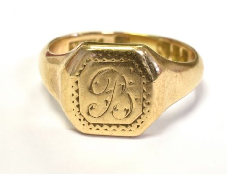 9CT GOLD SIGNET RING WITH MONOGRAMMED INITIAL To the bezel. Ring size Q1/2, weight 6g