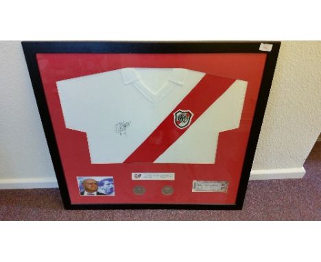 FOOTBALL, signed River Plate replica shirt, by Alfredo de Stefano, overmounted in red with ticket and two medallions from his