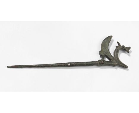 Grosse NadelLuristan, 8.–7.Jh. v. Chr. Bronze. Imposante Nadel mit figürlich gearbeitetem Kopf in Form eines geflügelten Fabe