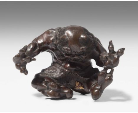 Kleine OkimonoJapan, 19.Jh. Bronze, brüniert, teilweise vergoldet. Ein Oni erschrickt vor einer kleinen Biene, die auf seinem