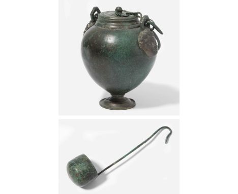 Pyxis mit Deckel und LöffelRömisch, 1.Jh. v. Chr.–1.Jh. n. Chr. Bronze. Gefäss mit zierlichem Fuss und Ösen in Form menschlic