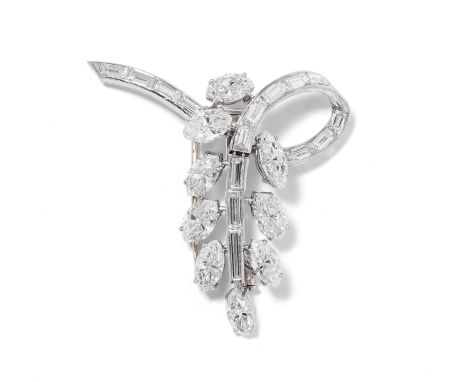 Diamant-BroscheFrankreich, um 1950. Floralmotiv mit neun Diamant-Navetten von zus. ca. 7.70 ct (ca. 0.70–1.10 ct) und 17 Diam