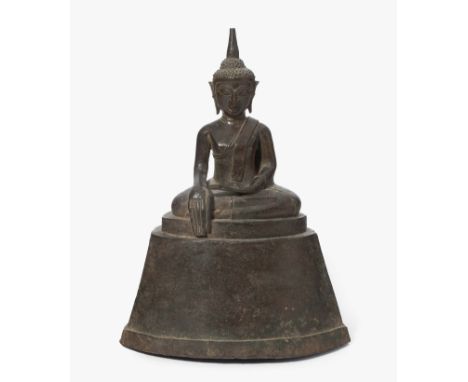 BuddhaBurma, 19.Jh. Bronze. Freundliches Gesicht mit prägnanten Augenbrauen. Sitzend auf hohem Sockel in Glockenform, seine ü