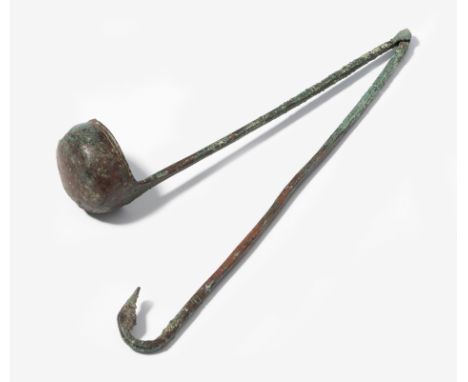 KelleSpäthellenistisch, 2.–1.Jh. v. Chr. Bronze. Raffiniert gearbeitete Schöpfkelle mit Scharnier. Klappbarer Griff, der in e