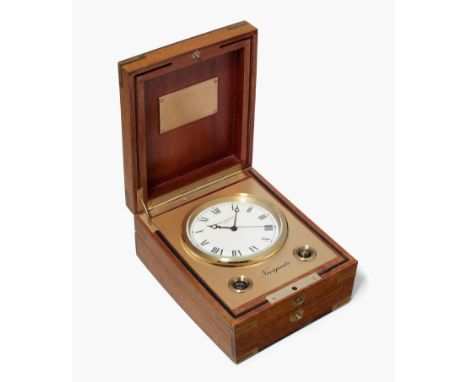 Patek Philippe NaviquartzUm 1980. Referenz 1215 HF. Dreiteiliges Gehäuse aus Mahagoniholz mit Messingbeschlägen. Zifferblatte