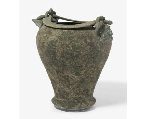 SitulaGriechisch-hellenistisch, 3.–2.Jh. v. Chr. Bronze. Weinmischgefäss mit zwei flach aufliegenden Bügelhenkeln. Fein gearb