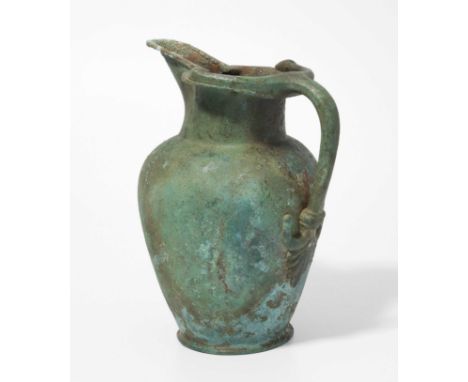 OinochoeEtruskisch, 4. Jh. v. Chr. Bronze. Kleeblattkanne mit schmalem Ausguss. Gegossener Henkel mit palmettenförmiger Attas