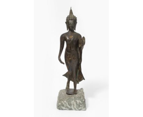 Schreitender Buddha Thailand, 19.Jh. Bronze mit Resten einer Vergoldung. Sukhothai-Stil. Linke Hand im Abhya-Mudra erhoben, d