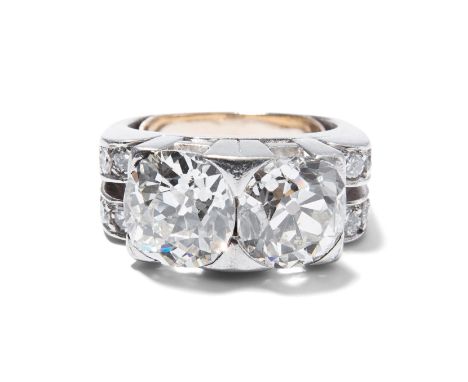 Diamant-RingUm 1940. Platin/Weissgold. Schulterring mit zwei Altschliff-Diamanten von ca. 2.30/2.40 ct J/K-vs/si. Ringschulte