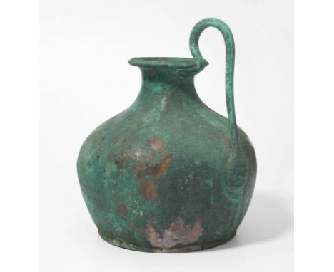 ChousEtruskisch, ca. 5.Jh. v. Chr. Bronze. Lippe und Henkel fein verziert, mit Attasche in Form eines Gorgonenhaupts. H 22,5 