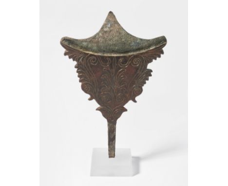 SpiegelgriffWohl etruskisch, 7.–6. Jh. v. Chr. Bronze. Fragment eines Handspiegels aus polierter Bronze, mit Palmettengravur.