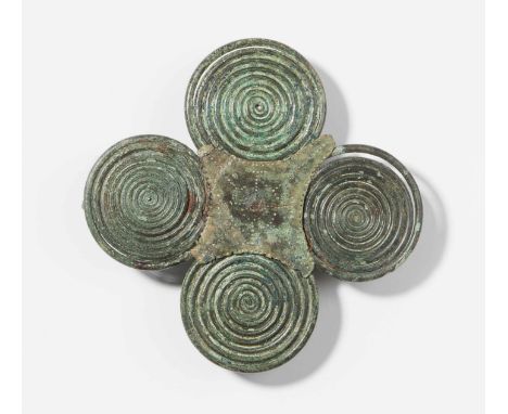 DoppelspiralfibeIEtruskisch, 8.Jh. v. Chr. Bronze. Fibel aus zwei Doppelspiralen zusammengefügt. Mittig mit punziertem Dekorb