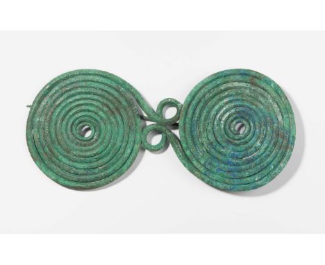 Sehr grosse SpiralfibelGriechisch-geometrisch, 9.–8.Jh. v. Chr. Bronze. Klassisch geformte Spiralfibel, bei der sowohl Körper
