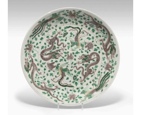 Grosse PlatteChina, 19.Jh. Porzellan. Unterglasurblaue Kangxi-Marke im Doppelkreis. Dekoriert mit Drachen und Phönixen in den