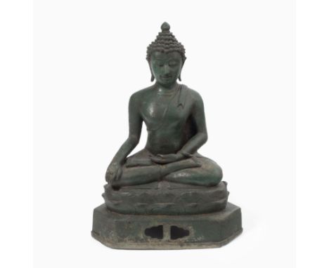 Sitzender BuddhaThailand, 19.Jh. Chiang Saen-Stil. Bronze mit starker grüner Patina. Bhumisparsha-mudra zeigend. H 33,5 cm.
