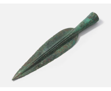 LanzenspitzeGriechisch-geometrisch, 8.–7.Jh.v.Chr. Bronze. Schlanke, blattförmige Spitze, deren Schaft sich mit drei Rippen b
