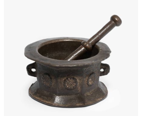 Mörser mit PistillKleinasien, 15.Jh. Bronze. Achteckige Form, Lippenrand und Fuss schräg ausstehend. Innen zylindrisch. 6 Seg