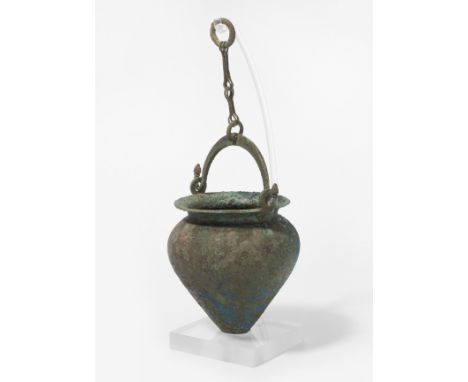 Kleine SitulaEtruskisch, 4.Jh. v. Chr. Bronze. Deckellose, konisch geformte Situla mit Henkel an mehrgliedriger Kette. H (mit
