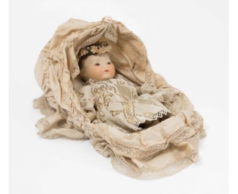Armand Marseille, Bébépuppe "353 K"Deutschland, um 1926. Orientale. Vollkopf mit Schlafaugen und geschlossenem Mund aus Biscu