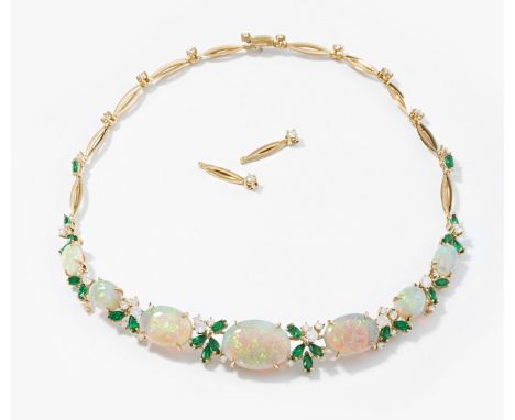 Opal-Smaragd-Brillant-CollierMeister, Zürich. 750 Gelbgold. Sieben feine, ovale Solid-Opal-Cabochons von 19x14/10x8 mm, 24 fe