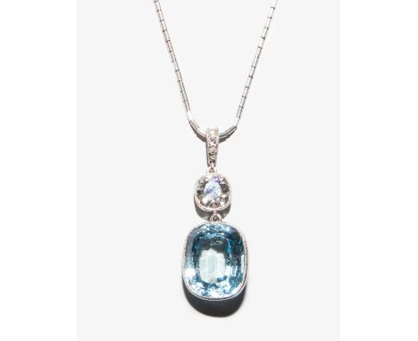 Aquamarin-Diamant-CollierUm 1920. Platin. Ein facettiertes Aquamarin-Kissen ca. 8.90 ct mit einem Altschliff-Diamant-Kissen v
