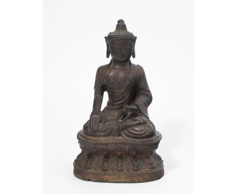 Sitzender BuddhaChina, späte Ming- oder Qing-Dynastie. Bronze, dunkel patiniert. In Vajrasana auf einem doppelten Lotossockel