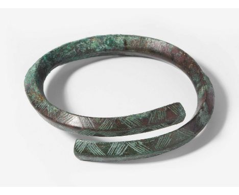 ArmreifGriechisch-geometrisch, 9.–7.Jh. v. Chr. Bronze. Überlappend gearbeiteter Armreif mit feinem geometrischem Ritzdekor. 