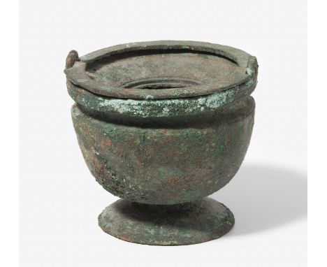 TintenfassRömisch, 1.Jh. n. Chr. Bronze. Halbkugelförmiger Gefässkörper auf flachem Fuss. Rand gegen innen gesenkt, um das Zu