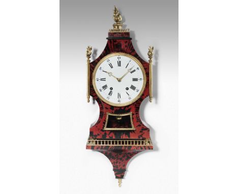 PenduleNeuenburg, Anfang 19.Jh. Directoire. Gehäuse mit Sockel und Aufsatz. Schildpattartiges, rot gefärbtes Hornfurnier. Bes
