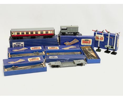 A collection of vintage Hornby Dublo train carriages and tracks etc in boxes. 