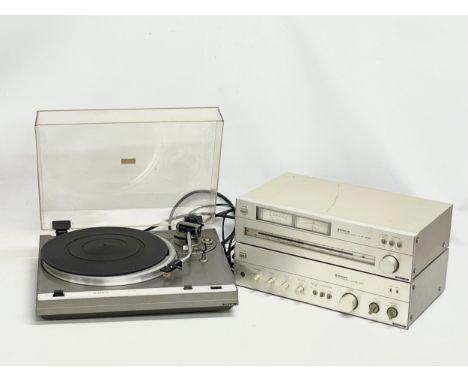 A vintage Hitachi sound system. Including an Hitachi model HT-324 turntable. An Hitachi model FT-4000L AM-FM Stereo Tuner. An