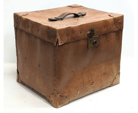 An Edwardian trunk. Circa 1910. 45x40x41cm 