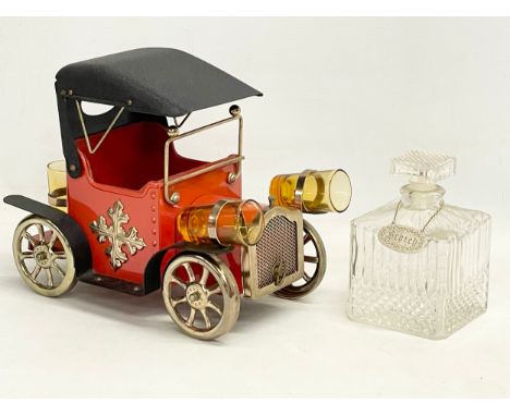 A vintage tin plate and brass musical decanter with 4 Amber coloured shot glasses. Made in Japan. 1950-1960. 25x20cm 