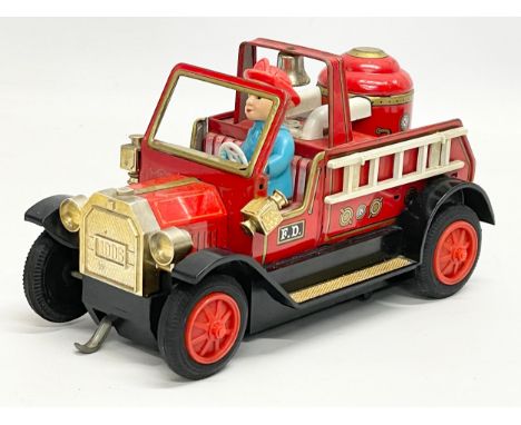 A vintage tin plate fire truck. Bandai, Japan. 20cm 